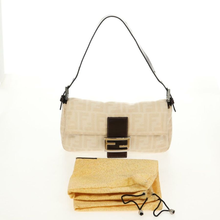 【日本直送】FENDI Zucca 帆布 Mamma Baguette 單肩包米色銀色正品 yk19721V-11