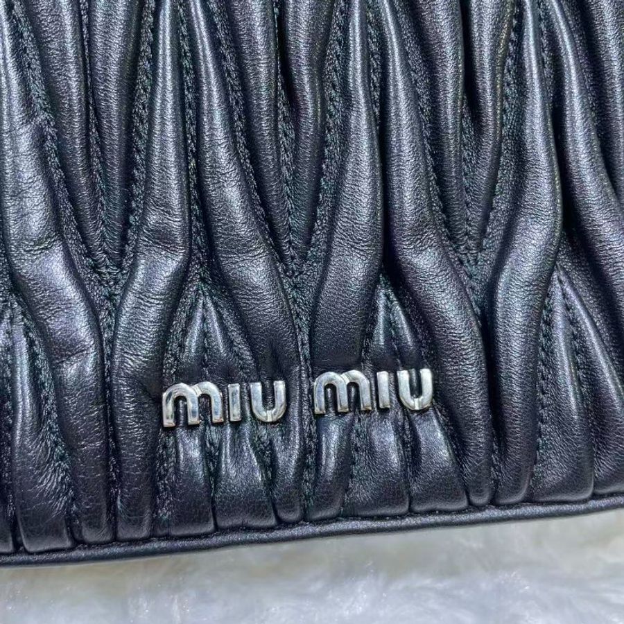 MIU MIU Sassy 水鑽扣軟皮革手袋-2