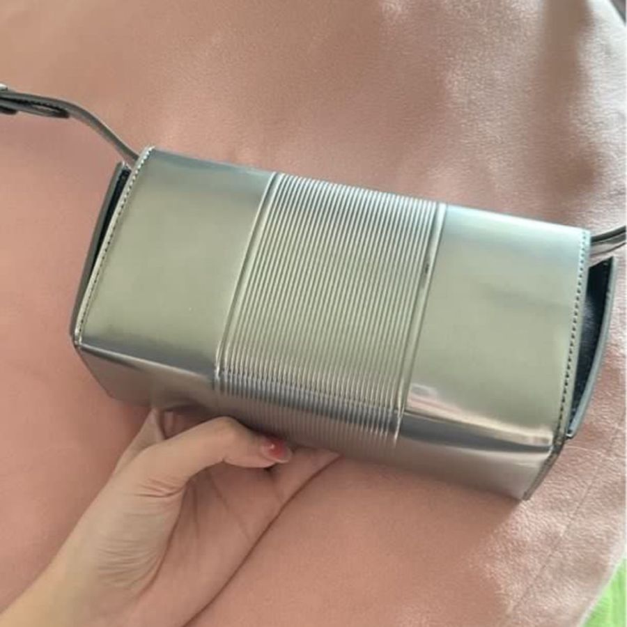 Ferragamo 銀色牛皮斜背包-1