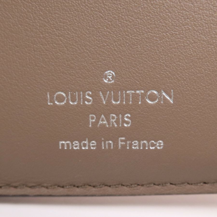LOUIS VUITTON Taurillon皮革Capucines Compact銀扣錢包-5