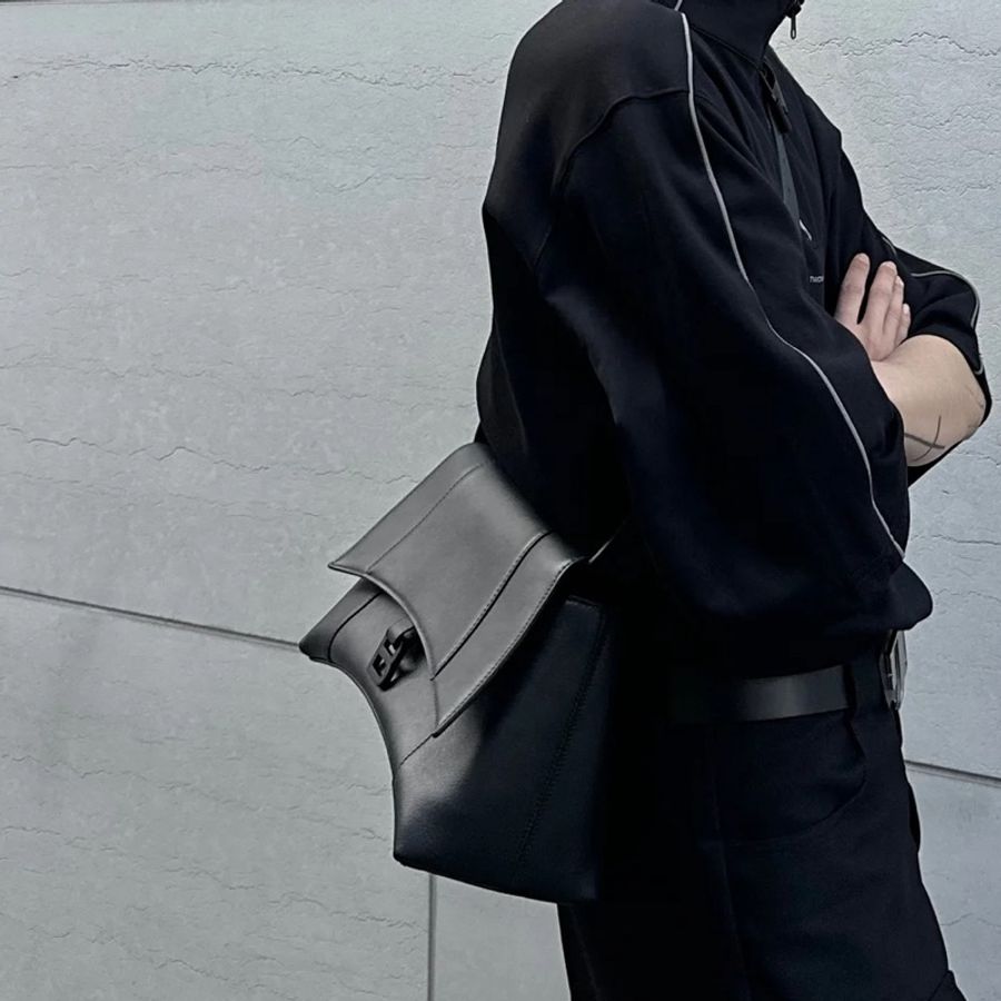 帥度爆表🕶️Balenciaga全黑downtown單肩斜挎沙漏包-6