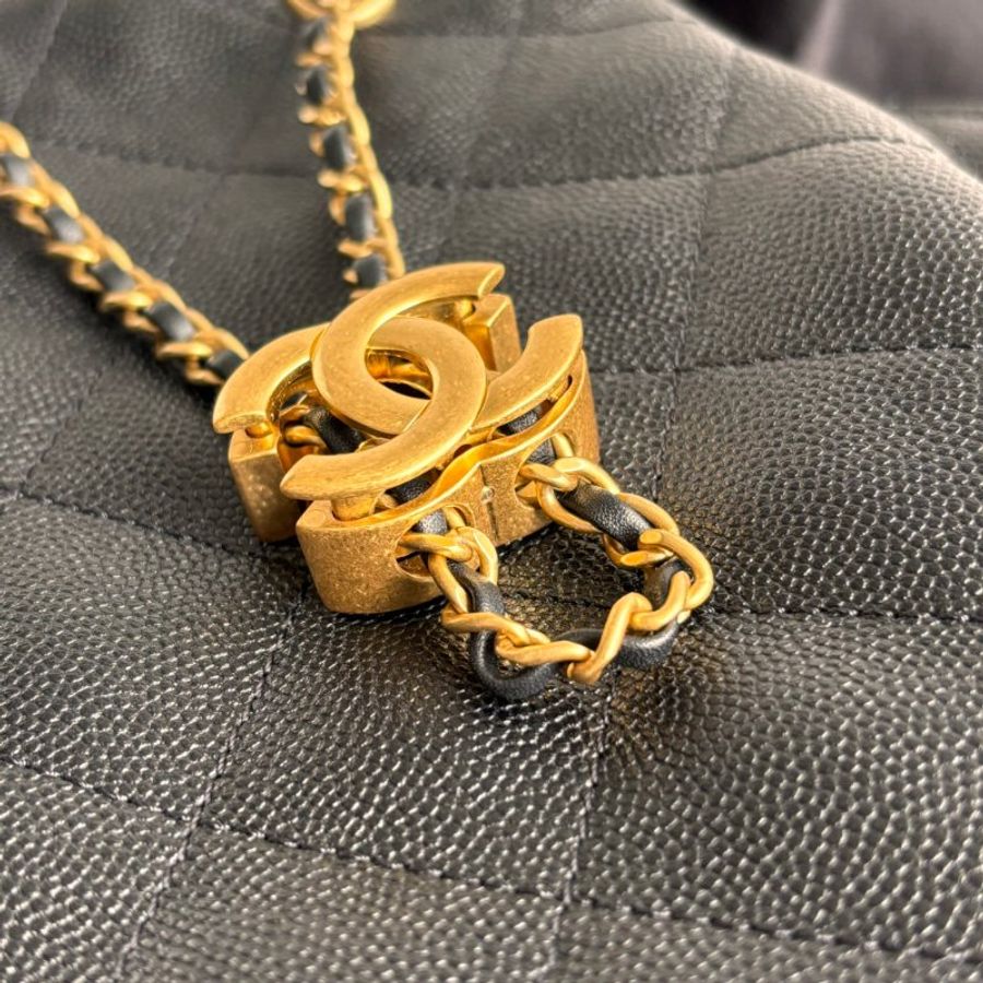 ::CHANEL:: 香奈兒 AS5600 黑色荔枝牛皮復古金雙C束口後背包 25中型背包-4