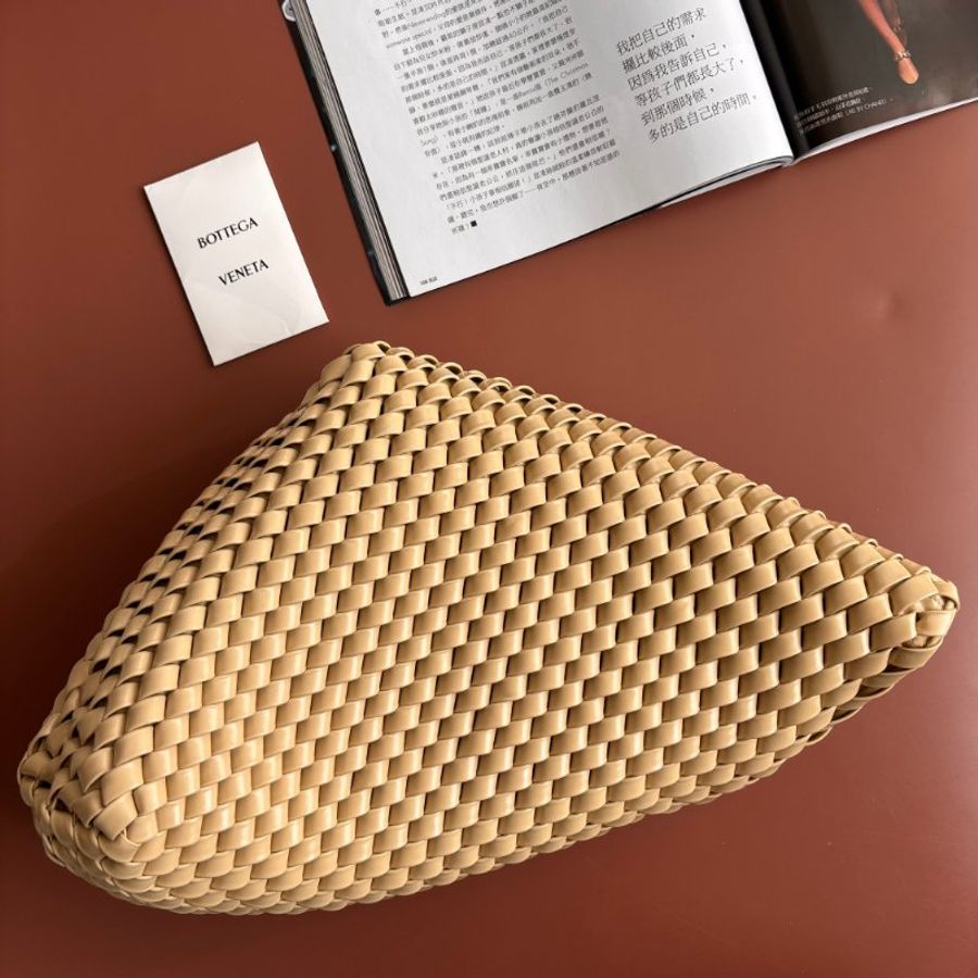 ::Bottega Veneta:: BV Structure Spazzolato 米黃色皮革斜面編織手拿包 結構設計 腋下包-1