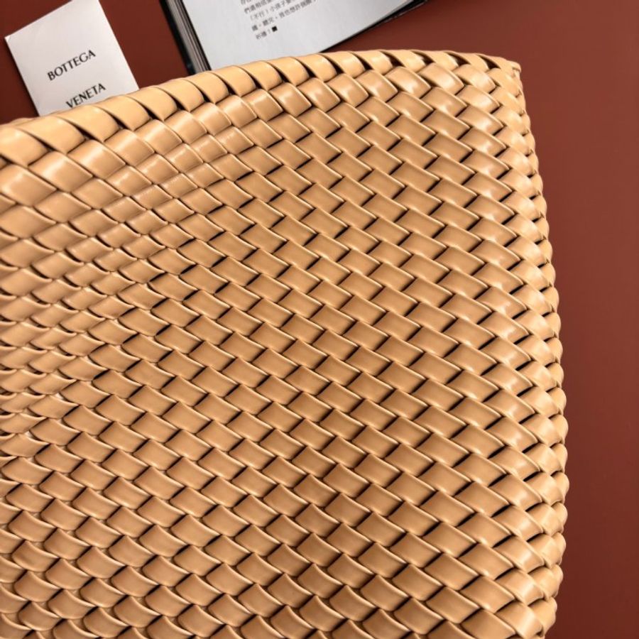 ::Bottega Veneta:: BV Structure Spazzolato 米黃色皮革斜面編織手拿包 結構設計 腋下包-2
