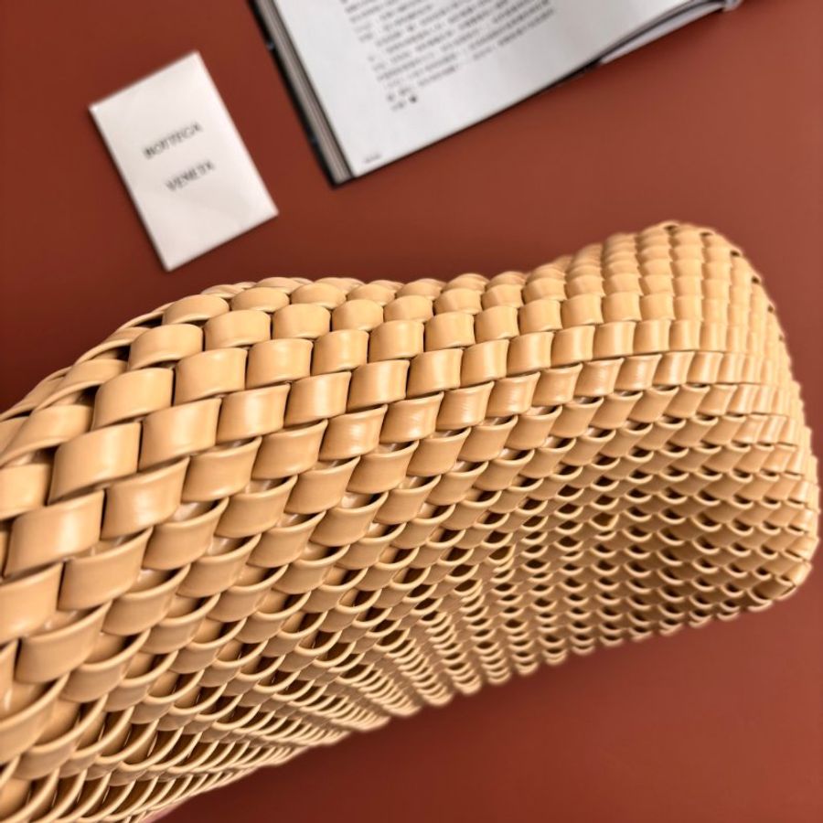 ::Bottega Veneta:: BV Structure Spazzolato 米黃色皮革斜面編織手拿包 結構設計 腋下包-6