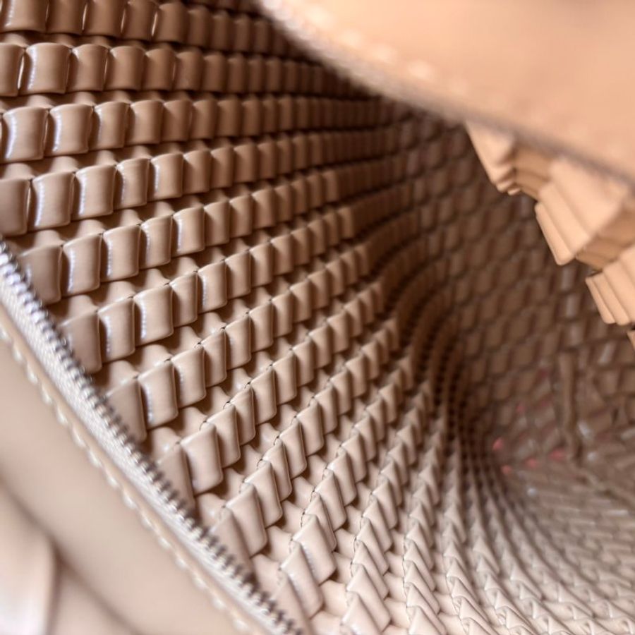 ::Bottega Veneta:: BV Structure Spazzolato 米黃色皮革斜面編織手拿包 結構設計 腋下包-12
