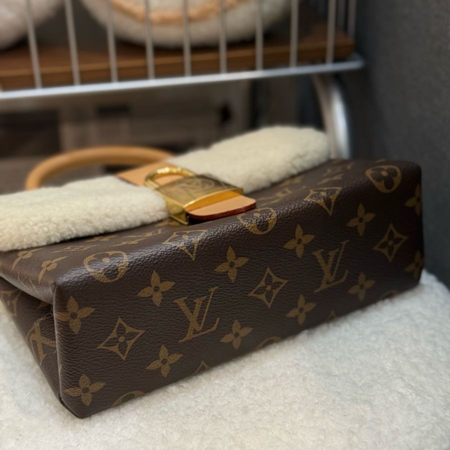 (台灣專櫃購證🇹🇼全配）Lv Locky BB ✨2022秋冬羊絨走秀款-6