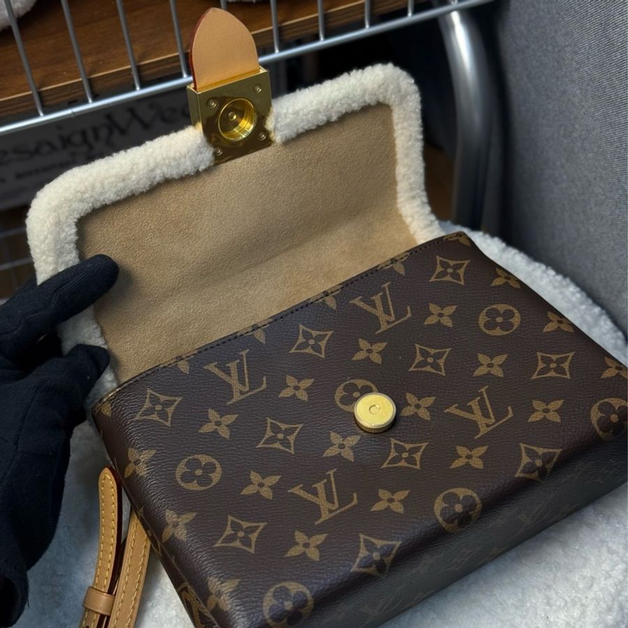 (台灣專櫃購證🇹🇼全配）Lv Locky BB ✨2022秋冬羊絨走秀款-15