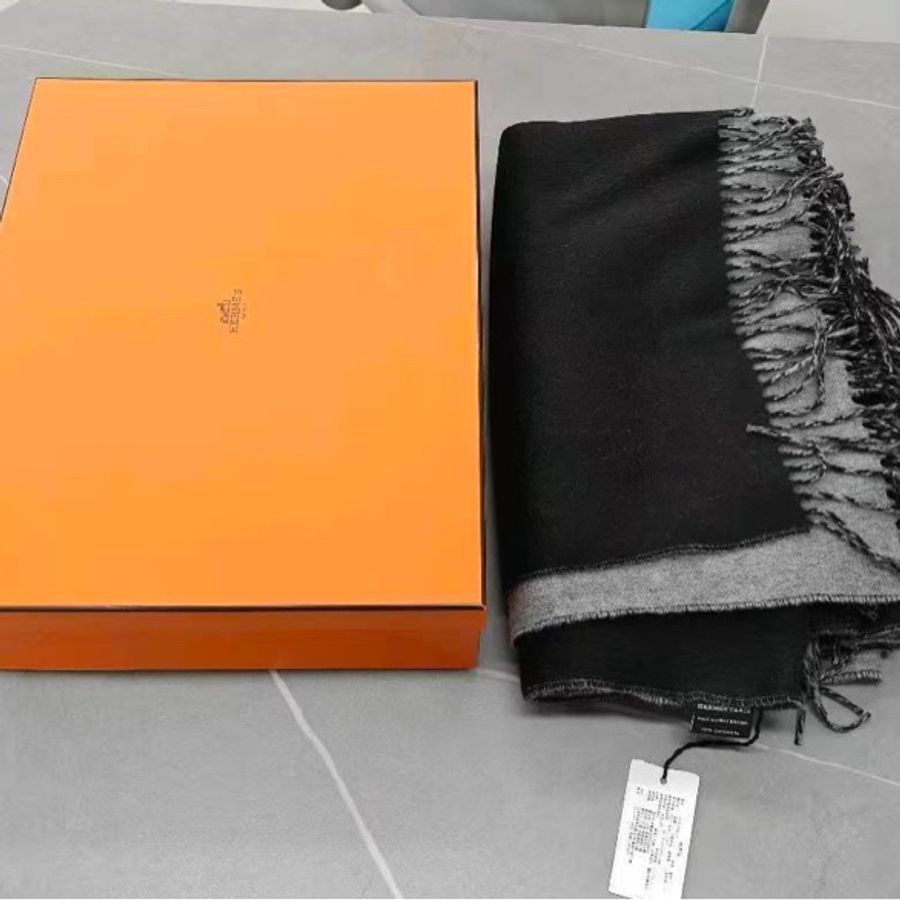 HERMES 雙面雙色羊绒刺繡款圍巾離櫃品-4
