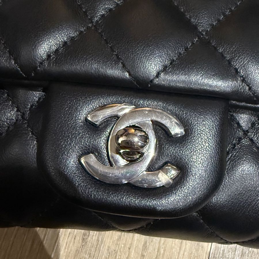 CHANEL香奈兒 經典雙C LOGO菱格紋小牛皮轉釦腰包-11