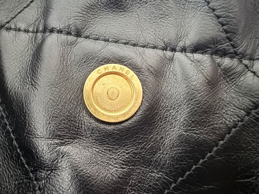 CHANEL 22黑金中號-11