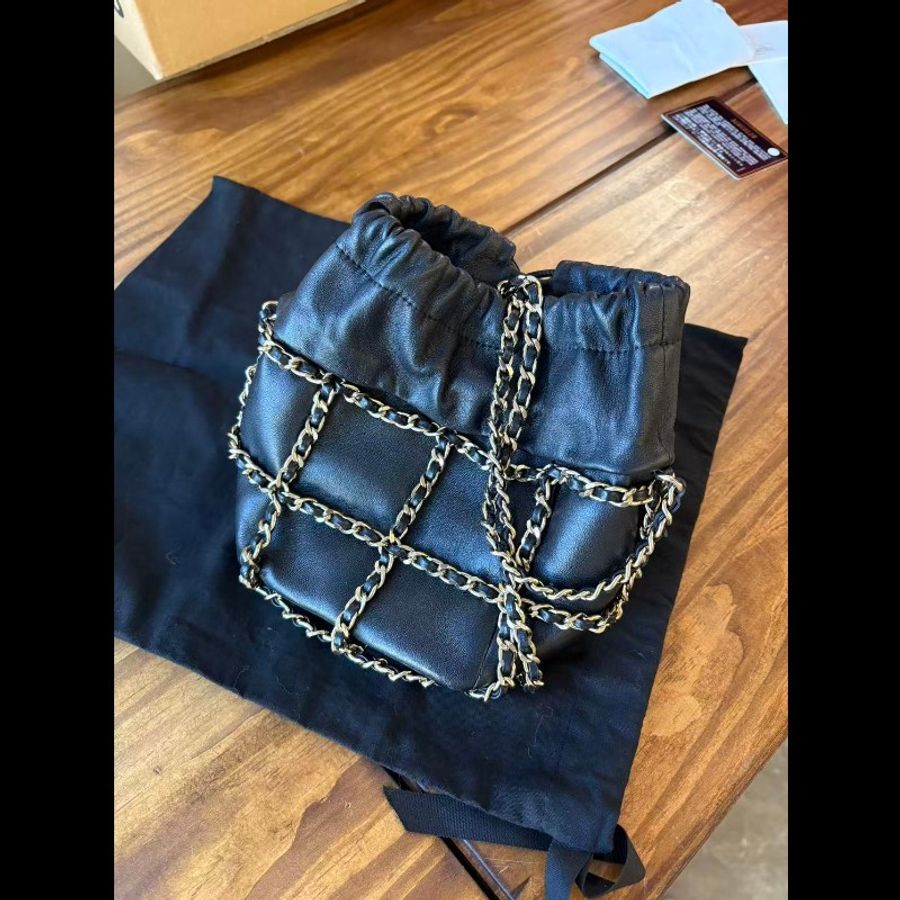95新Chanel 黑金皮穿鍊水桶-11