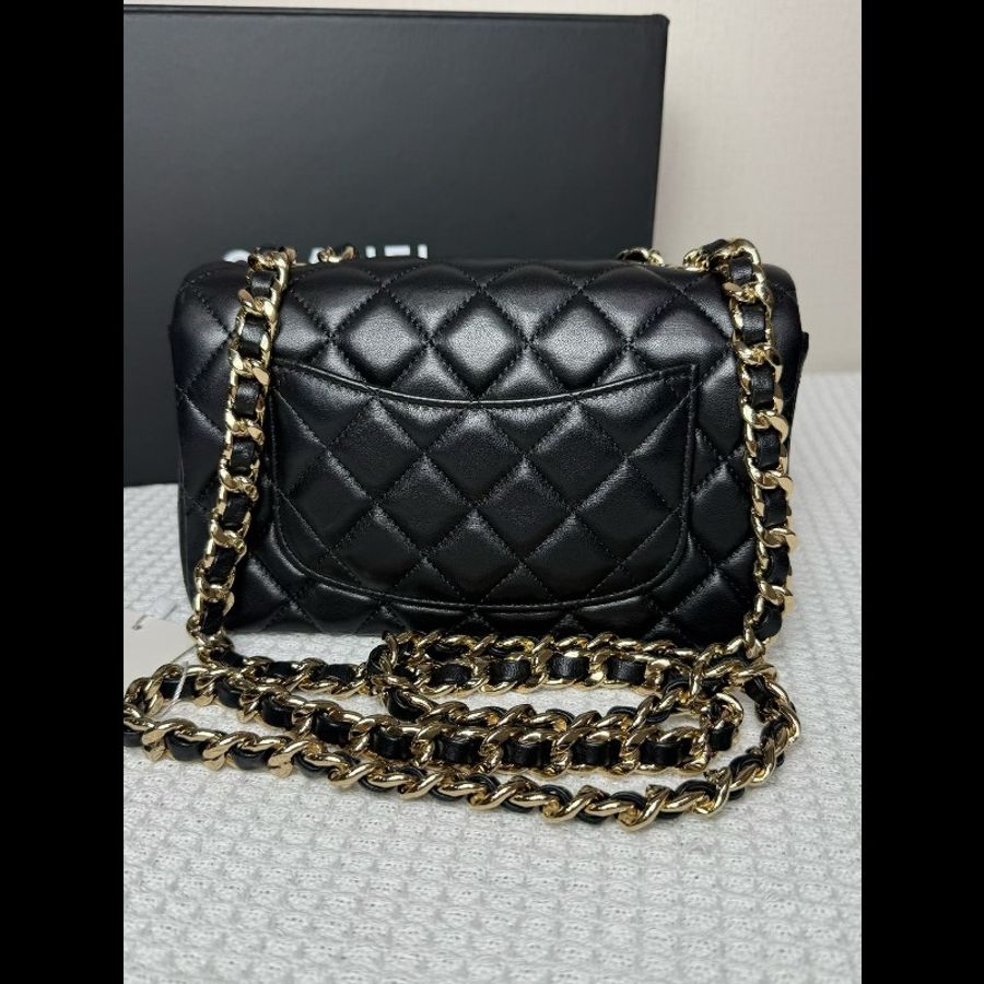 Chanel香奈兒徽章限量大mini羊皮-1