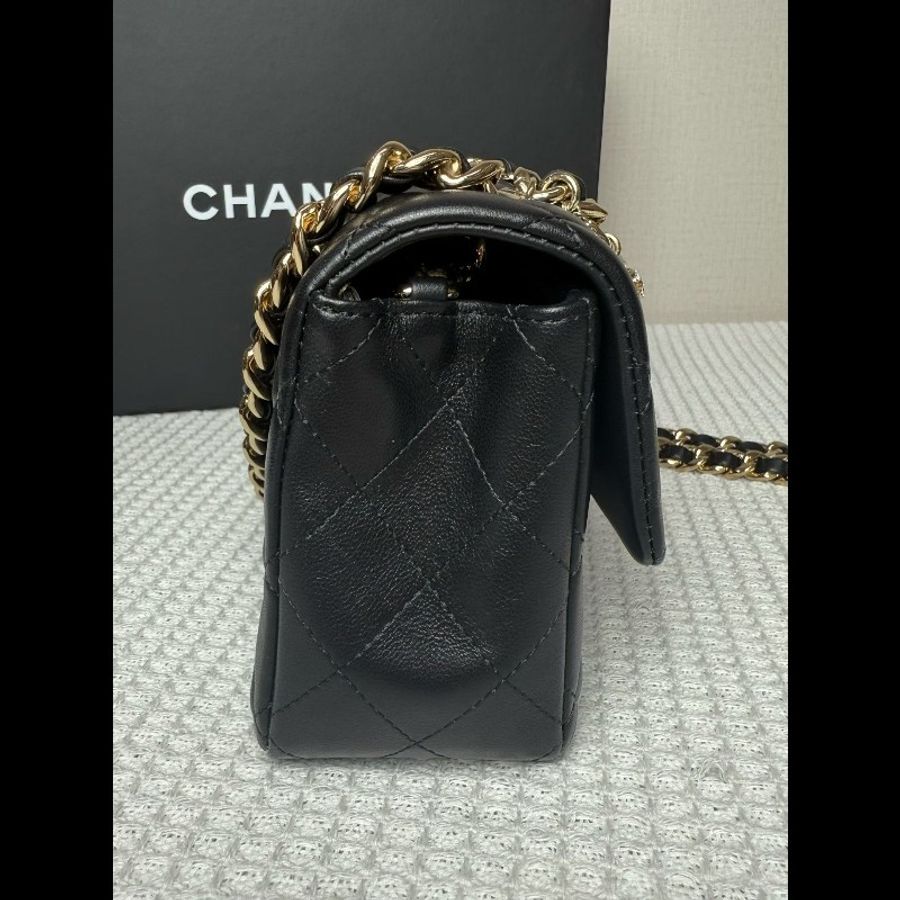 Chanel香奈兒徽章限量大mini羊皮-11