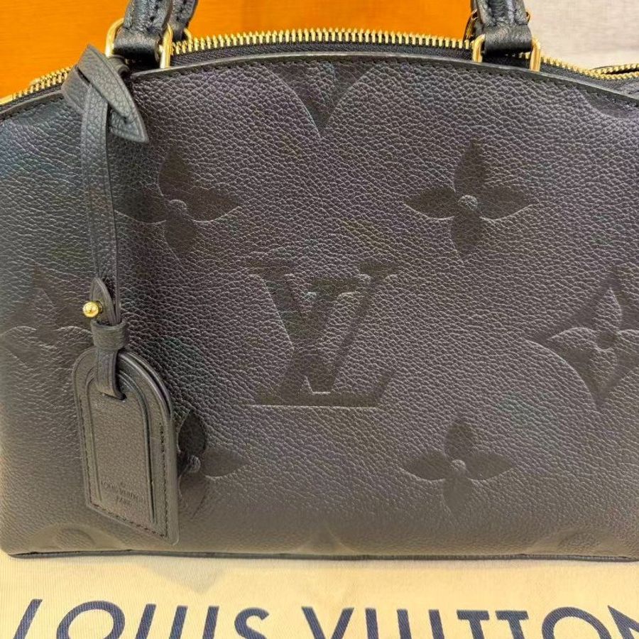 誠可議LV petit palais全皮黑色壓紋 芯片款 29*19*13 99新配件塵袋盒子鑰匙鎖購證-9