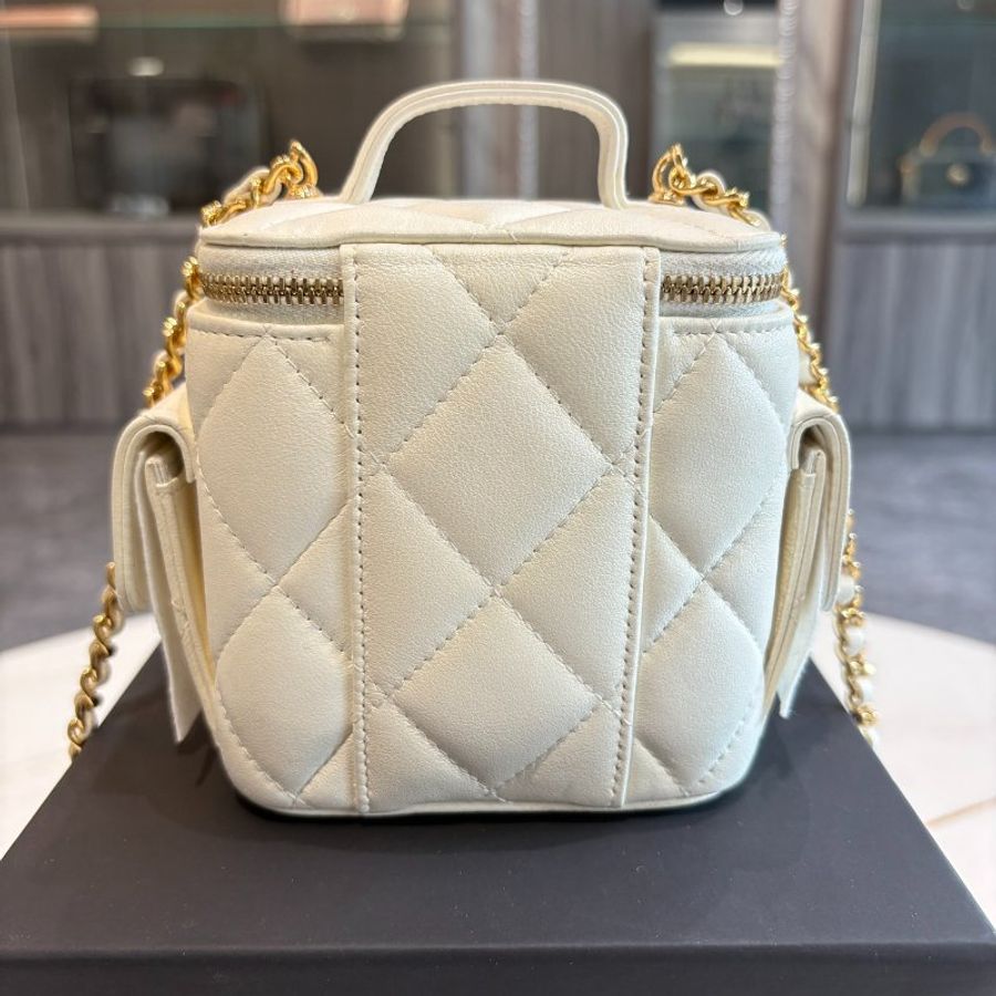 *SHIHNA名牌精品* CHANEL 白色菱格紋皮革小型化妝箱鍊包 (芯片款)-3