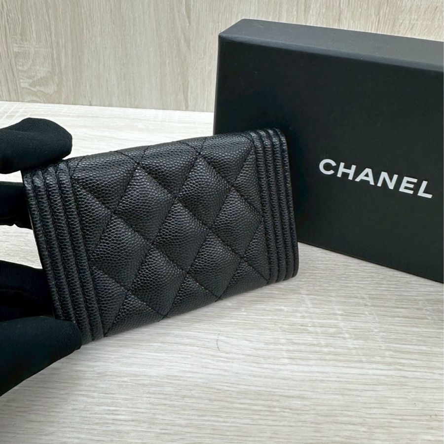 《降價》CHANEL黑色荔枝皮銀釦下蓋BOY單層卡包A80603-4
