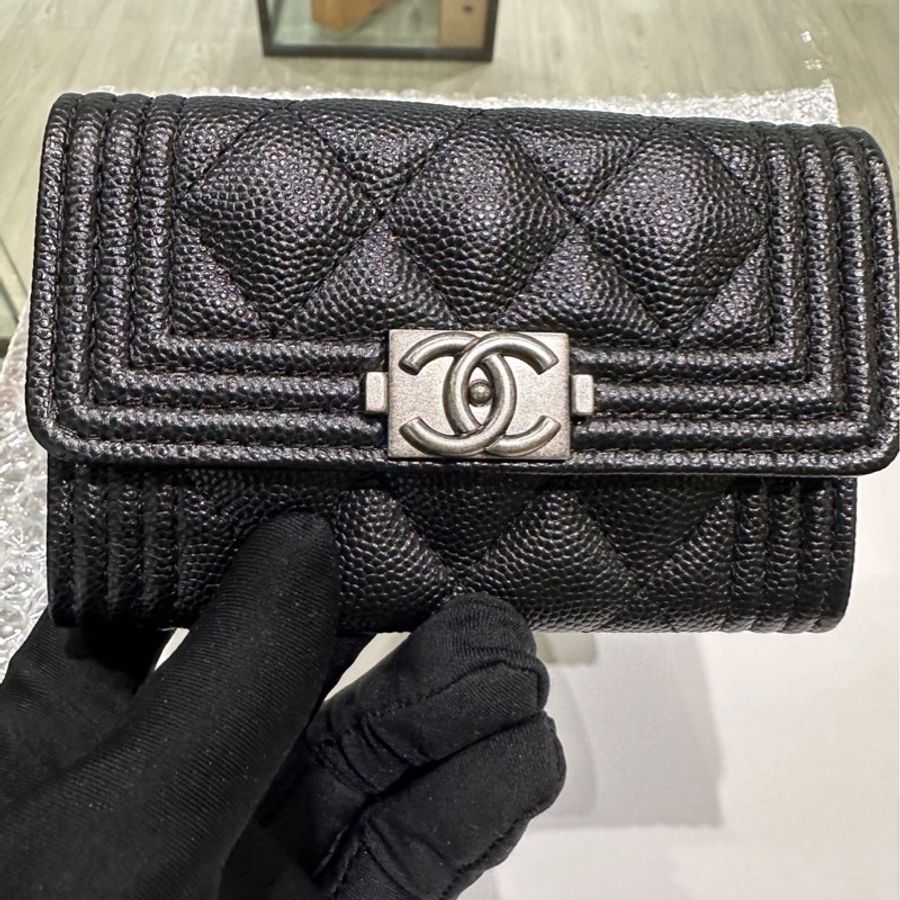 《降價》CHANEL黑色荔枝皮銀釦下蓋BOY單層卡包A80603-18