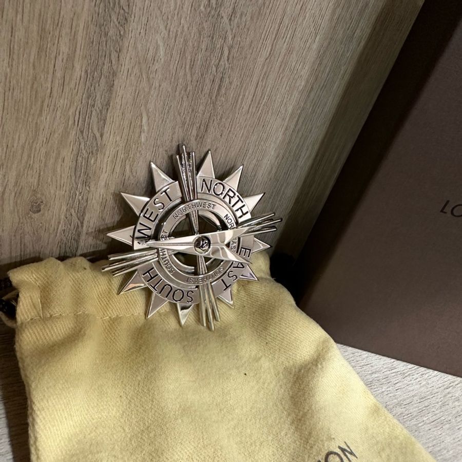 Louis Vuitton全新正品胸針-西裝/毛衣/外套(指南針設計)-購買前請先私訊看細節圖-原價32800元-1