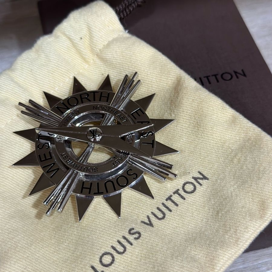 Louis Vuitton全新正品胸針-西裝/毛衣/外套(指南針設計)-購買前請先私訊看細節圖-原價32800元-3