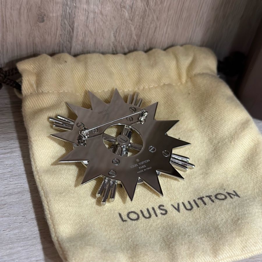 Louis Vuitton全新正品胸針-西裝/毛衣/外套(指南針設計)-購買前請先私訊看細節圖-原價32800元-5