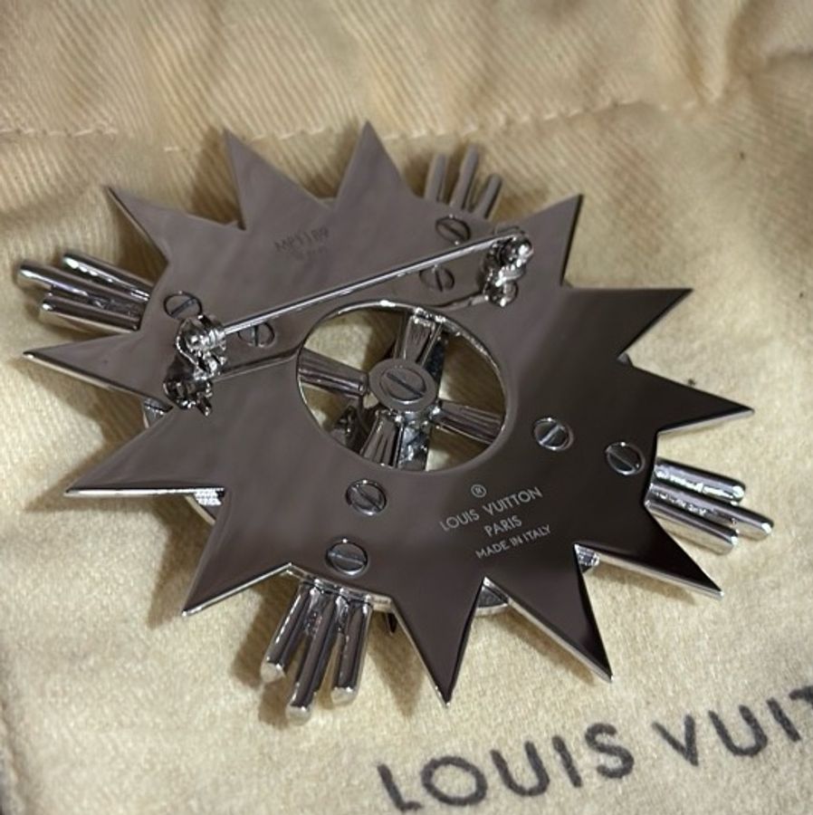 Louis Vuitton全新正品胸針-西裝/毛衣/外套(指南針設計)-購買前請先私訊看細節圖-原價32800元-10