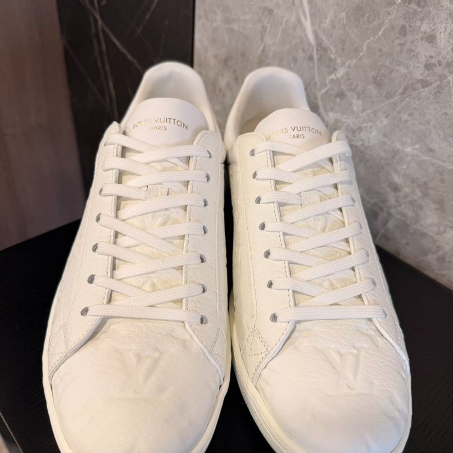 Louis Vuitton – Luxembourg Trainer 全白壓紋小白鞋 全新 全配(僅試穿) 男鞋-1