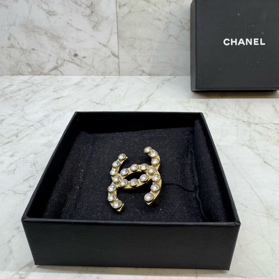 CHANEL立體圓鑽淡金雙C胸針-2
