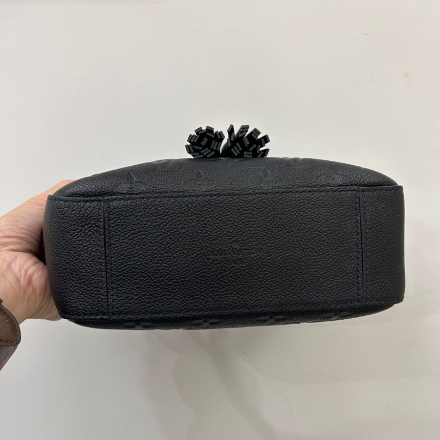Lv 黑牛皮壓紋流蘇ㄇ拉斜背相機包-4