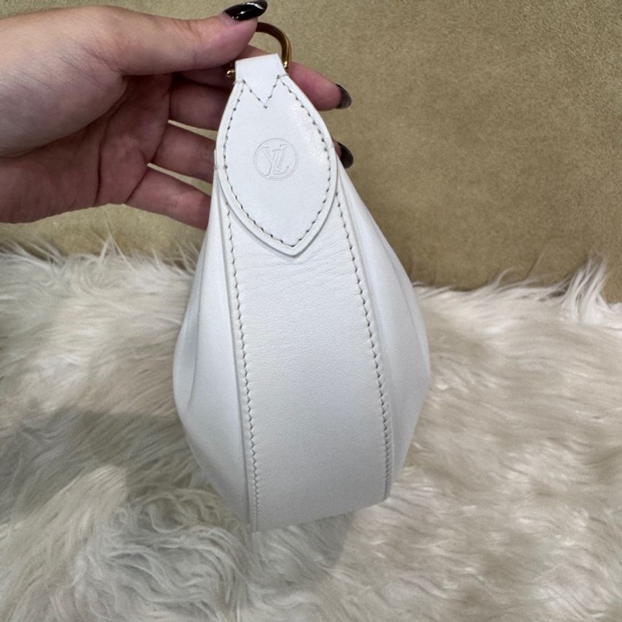 LV Over The Moon 白牛皮壓紋彎月包 近全新-3
