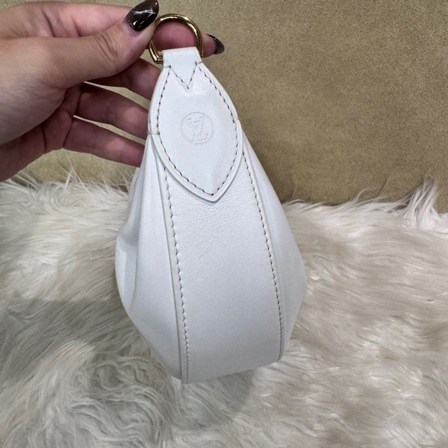 LV Over The Moon 白牛皮壓紋彎月包 近全新-4