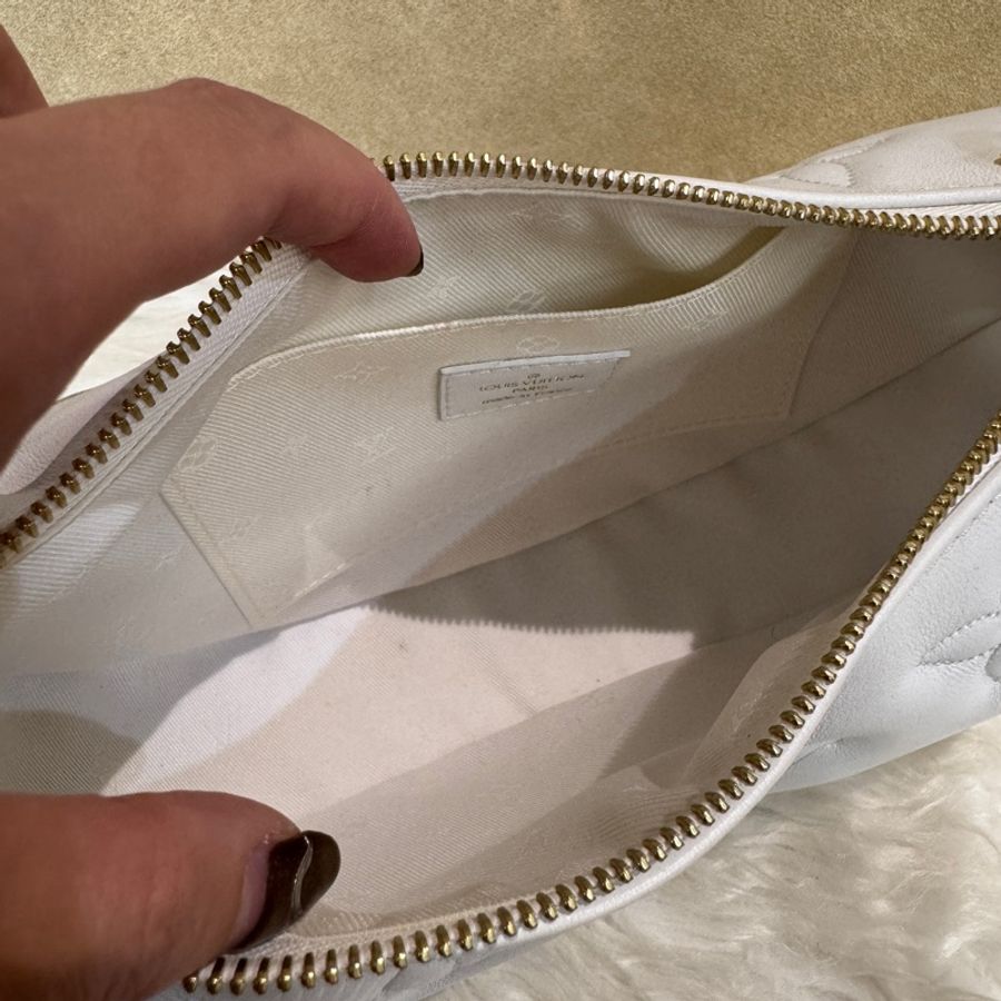 LV Over The Moon 白牛皮壓紋彎月包 近全新-7