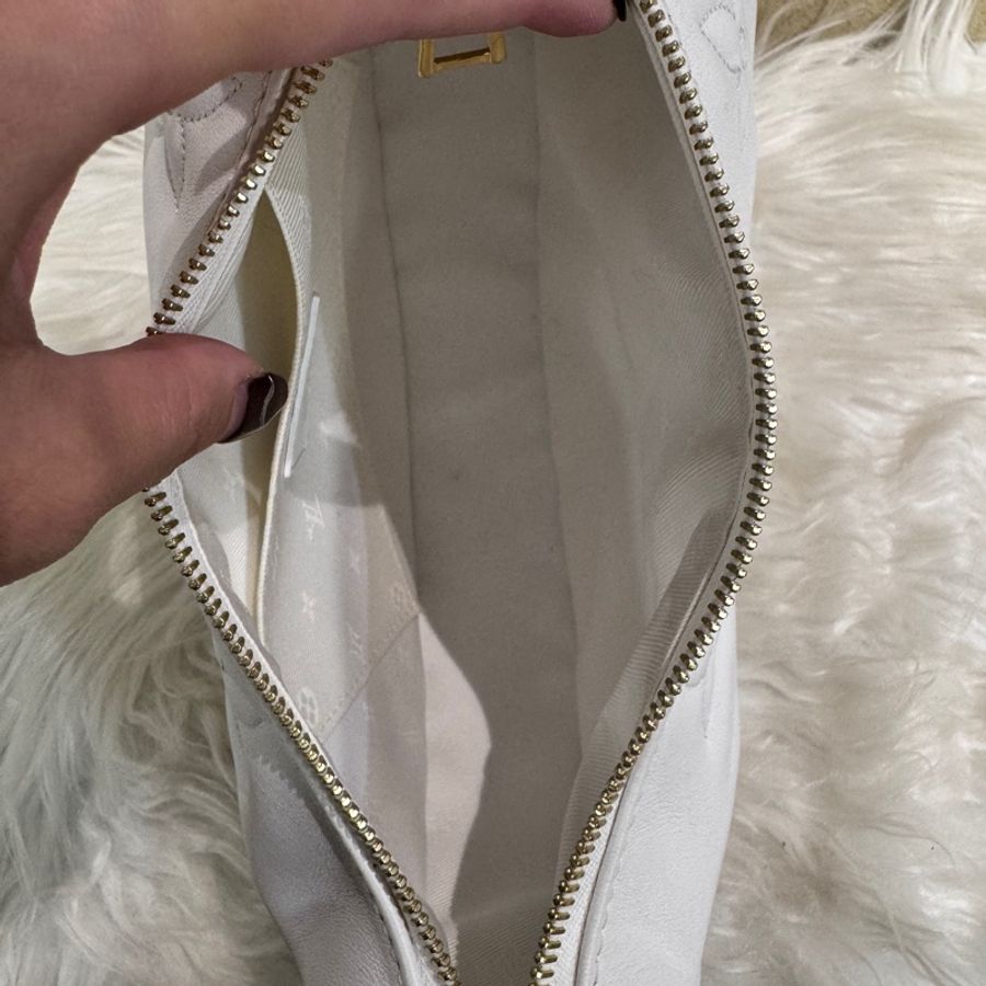 LV Over The Moon 白牛皮壓紋彎月包 近全新-8