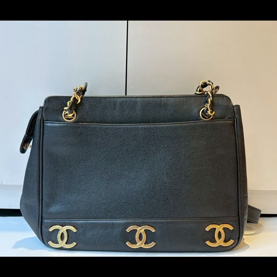 Chanel 金鍊黑荔枝皮肩背包(底部雙c裝飾-2