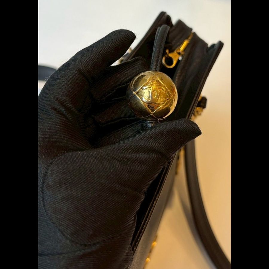 Chanel 金鍊黑荔枝皮肩背包(底部雙c裝飾-7