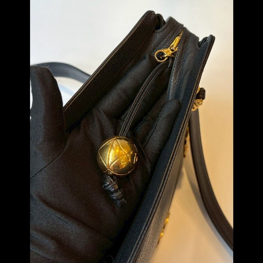 Chanel 金鍊黑荔枝皮肩背包(底部雙c裝飾-8
