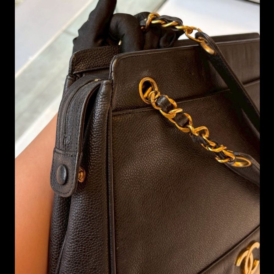 Chanel 金鍊黑荔枝皮肩背包(底部雙c裝飾-9
