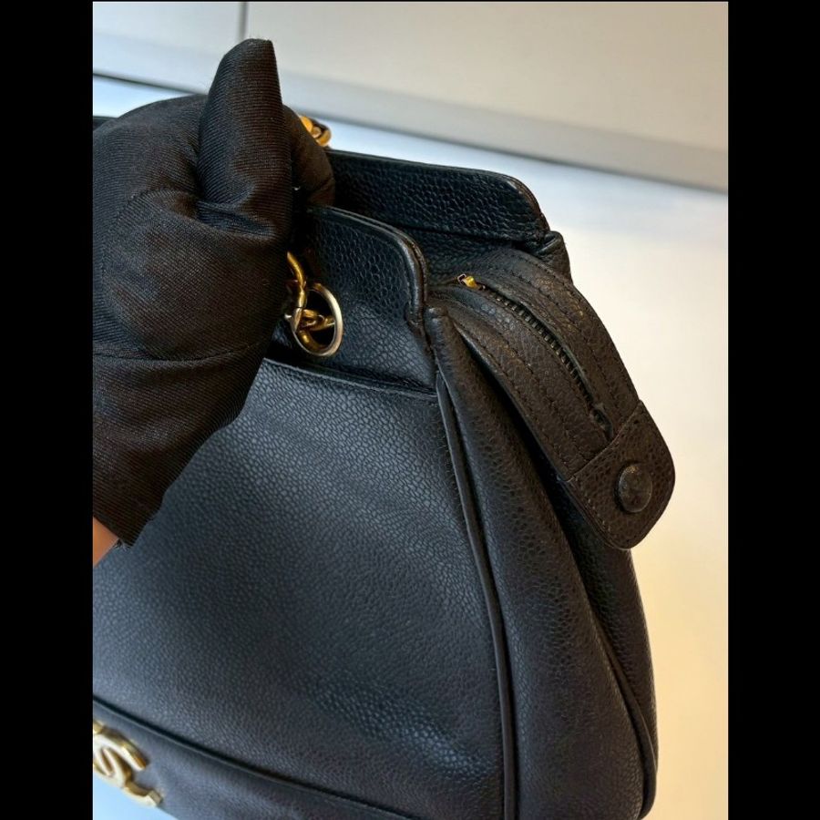 Chanel 金鍊黑荔枝皮肩背包(底部雙c裝飾-13