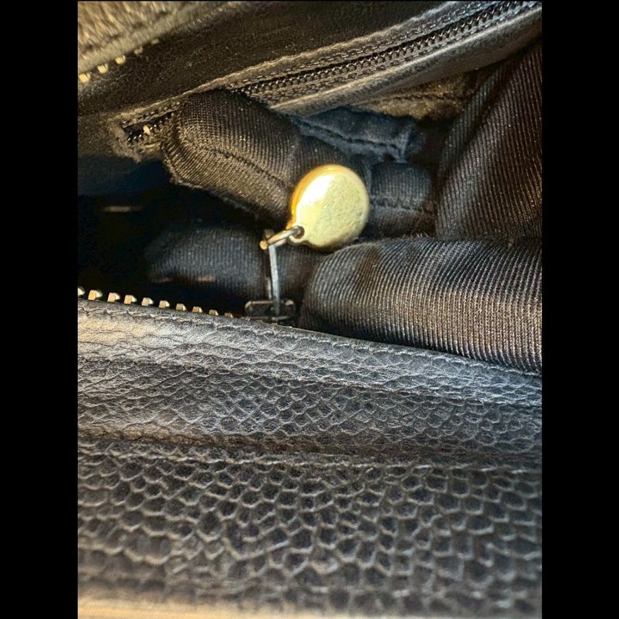 Chanel 金鍊黑荔枝皮肩背包(底部雙c裝飾-19
