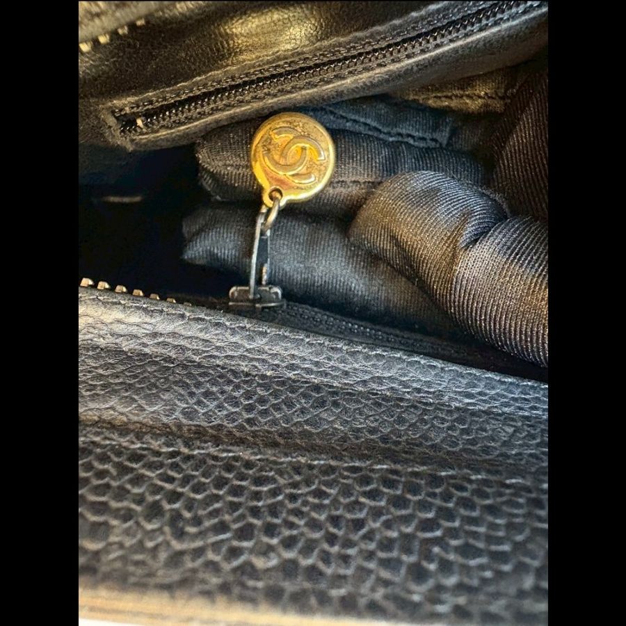 Chanel 金鍊黑荔枝皮肩背包(底部雙c裝飾-23