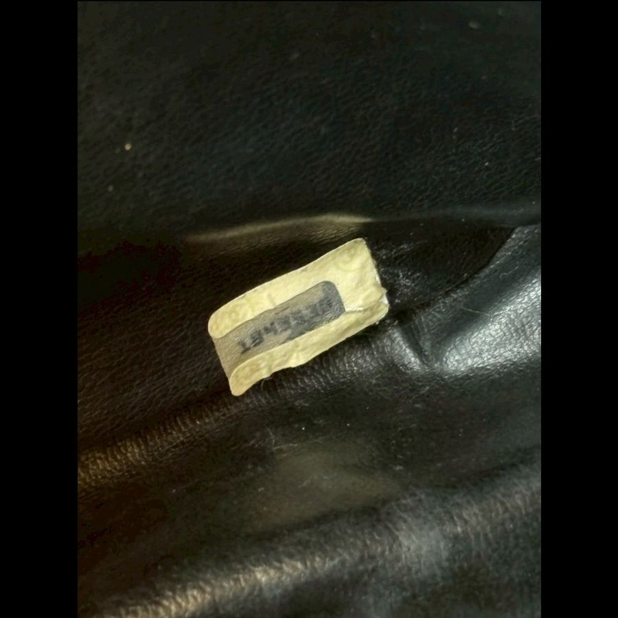 Chanel 金鍊黑荔枝皮肩背包(底部雙c裝飾-25