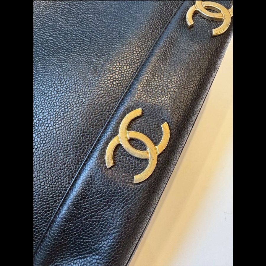 Chanel 金鍊黑荔枝皮肩背包(底部雙c裝飾-26