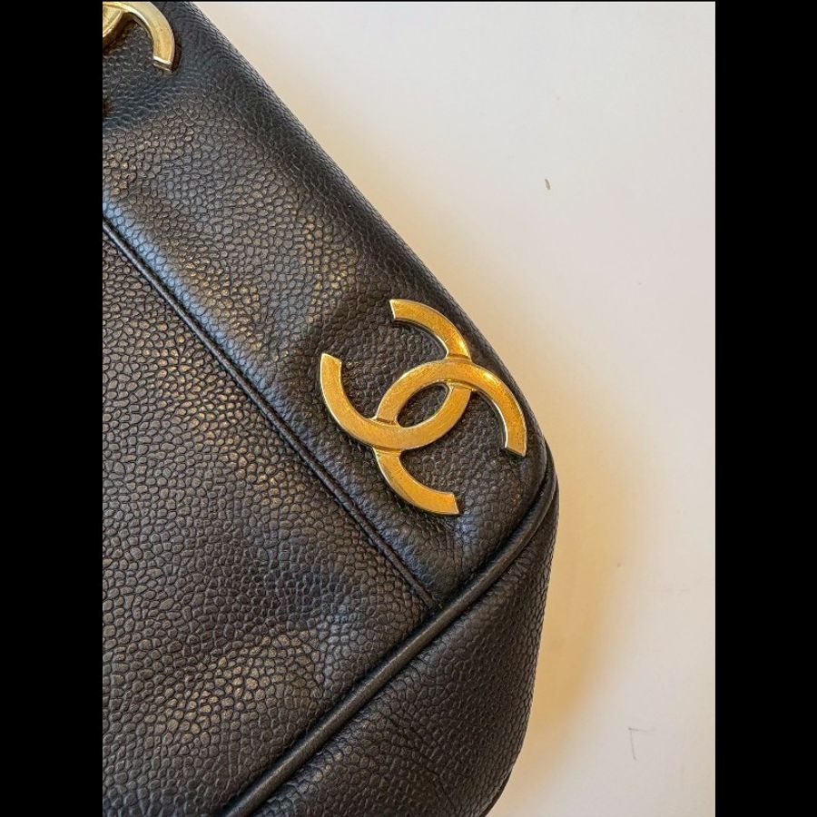 Chanel 金鍊黑荔枝皮肩背包(底部雙c裝飾-27