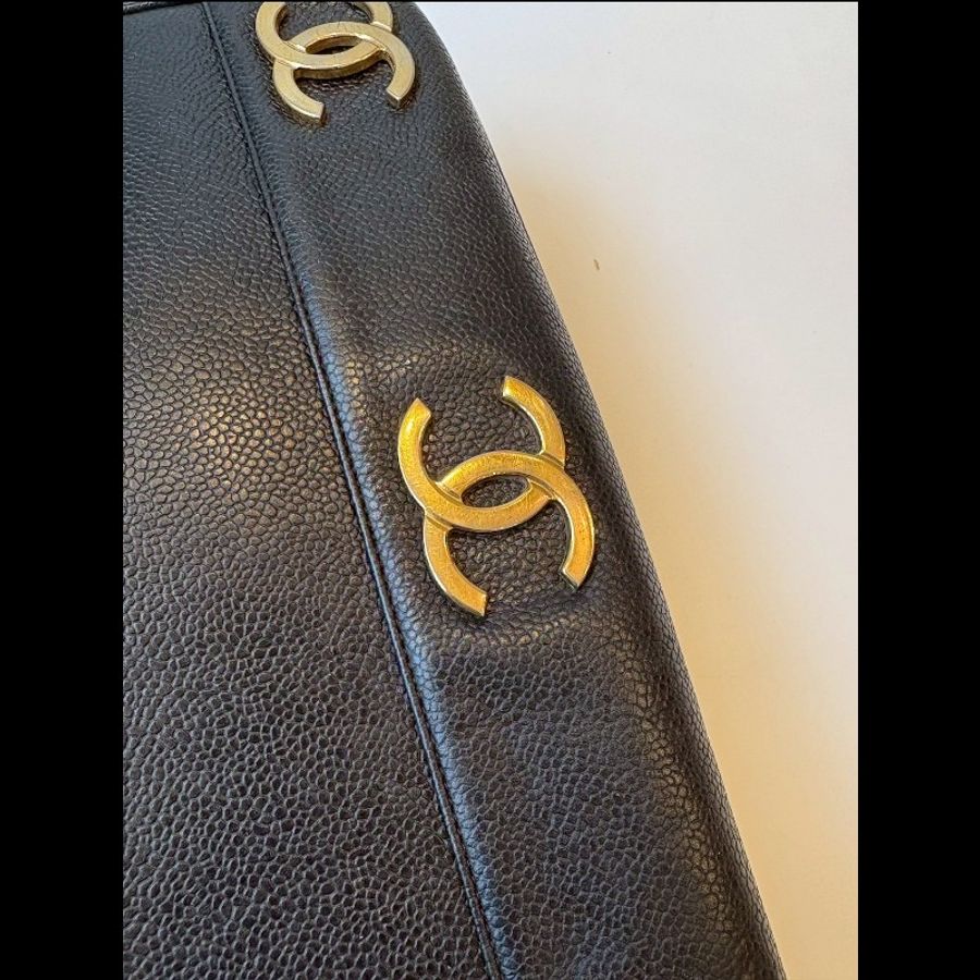 Chanel 金鍊黑荔枝皮肩背包(底部雙c裝飾-28