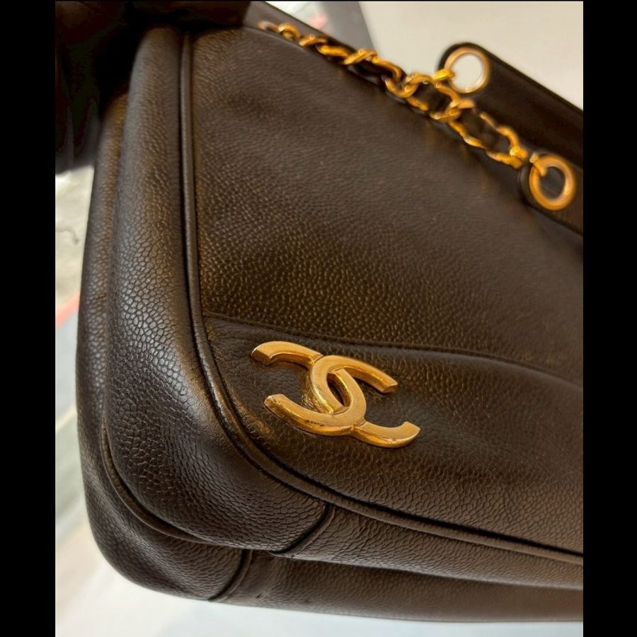Chanel 金鍊黑荔枝皮肩背包(底部雙c裝飾-31