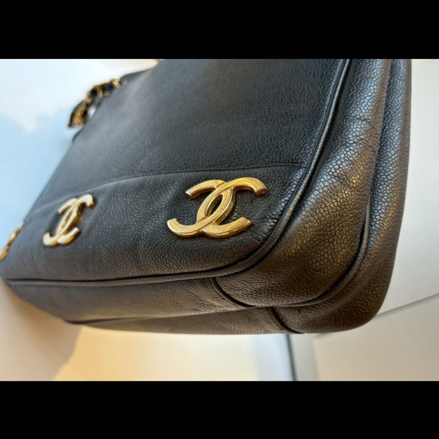 Chanel 金鍊黑荔枝皮肩背包(底部雙c裝飾-32