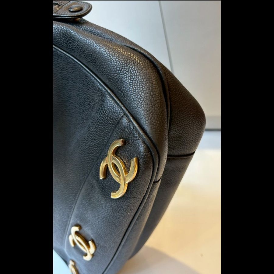 Chanel 金鍊黑荔枝皮肩背包(底部雙c裝飾-35