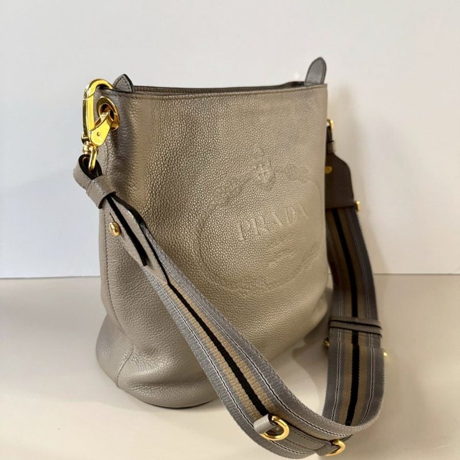 PRADA 大象灰 牛皮 壓紋 LOGO 織帶背帶 肩背包 1BE057-2