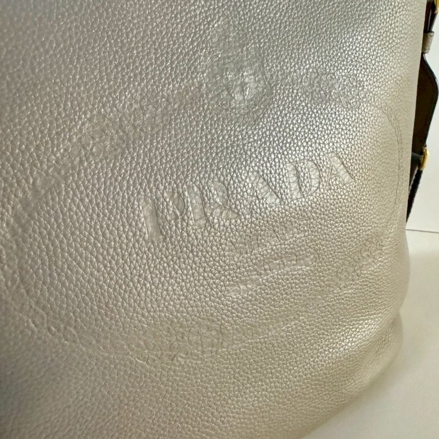 PRADA 大象灰 牛皮 壓紋 LOGO 織帶背帶 肩背包 1BE057-4