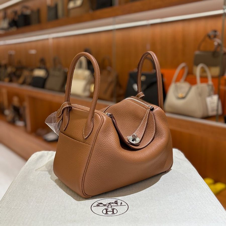 【現貨|快速出貨】Hermès 愛馬仕 Lindy 26 金棕色|銀釦|W刻2024年|Taurillon Clemence 小牛皮-2